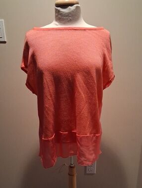 Women's Coral Short Sleeve Knit Top with Satin Hem